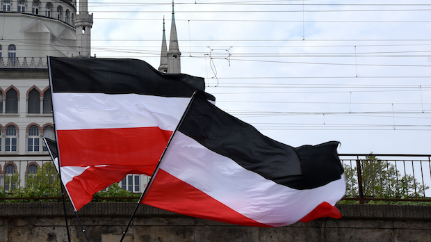 Reichsflaggen auf einer Demo von Rechtsextremen