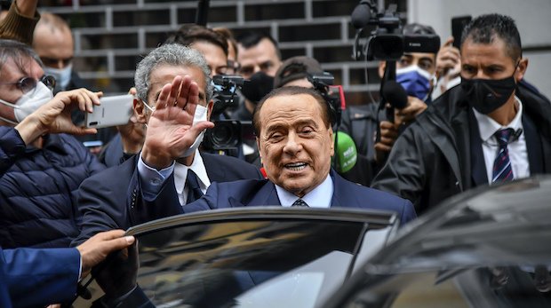 Silvio Berlusconi steigt in Italien in ein Auto