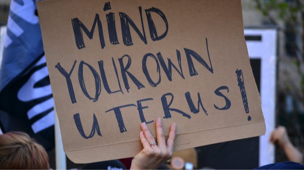 Schild auf einer Demonstration gegen Abtreibungsverbote