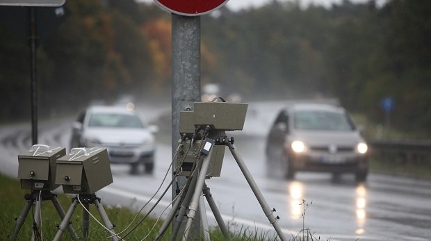 Mobile Radarkontrolle am Straßenrand