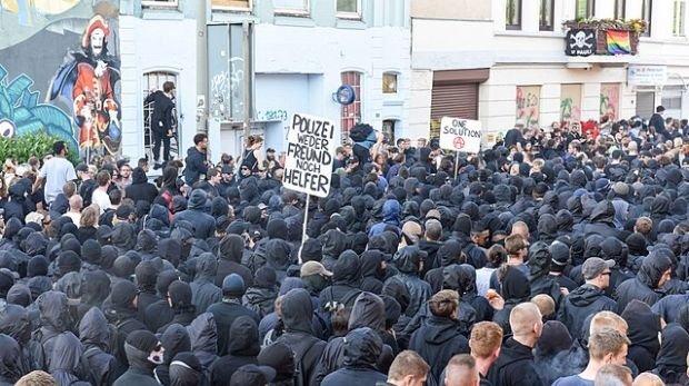Schwarzer Block bei der "Welcome to hell"-Demo in Hamburg