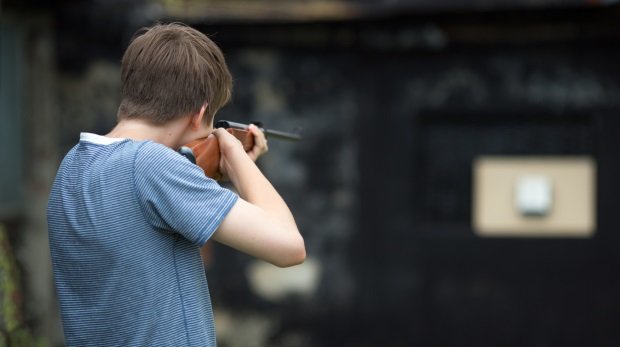 Junger Mann schießt mit Luftgewehr (Symbolbild)