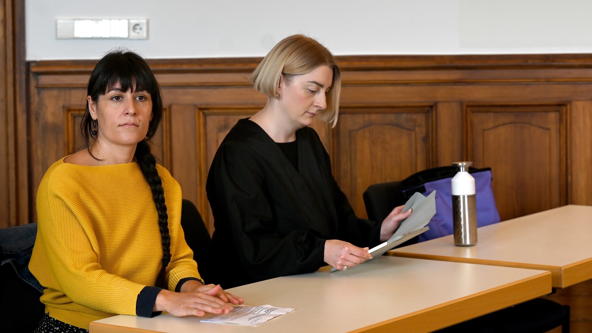 Die Klägerin Gabrielle Lebreton (l) mit ihrer Anwältin Leonie Thum