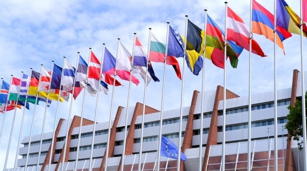 Flaggen vor dem Europarat in Straßburg