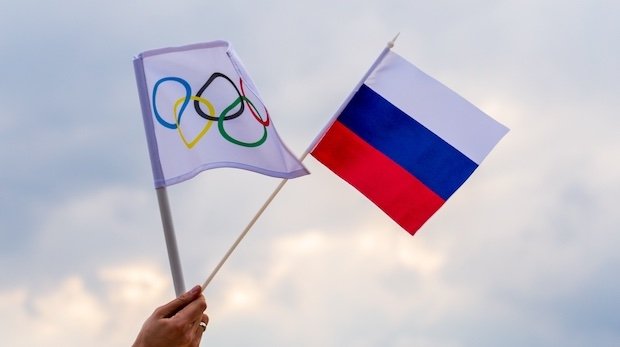 Flaggen von Olympia und Russland