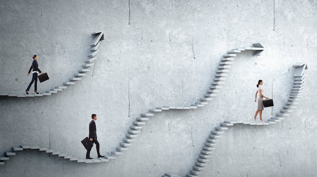 Symbolbild Karriereaufstieg: drei Treppen an grauer Wand