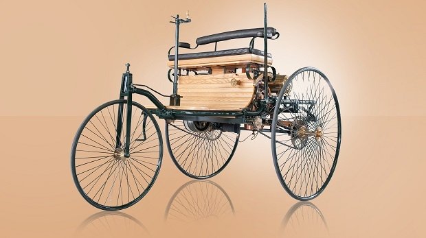 Das erste Automobil der Welt, das von Carl Benz entwickelt wurde. Am 29. Januar 1886 meldete er es zum Patent an.