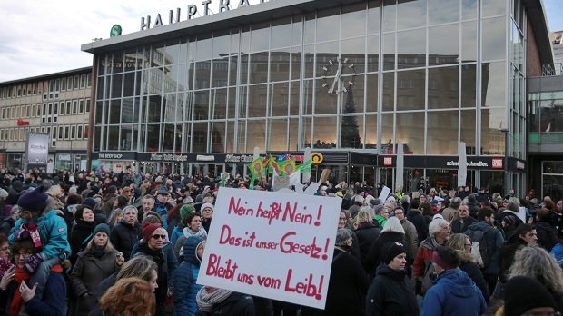 Frauen und Männer protestieren nach den sexuellen Übergriffen in der Silvesternacht am 09.01.2016 in Köln.