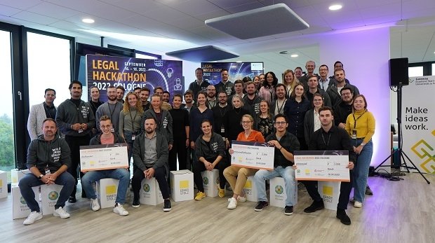 Die Siegerteams des Legal Hackathons 2022.