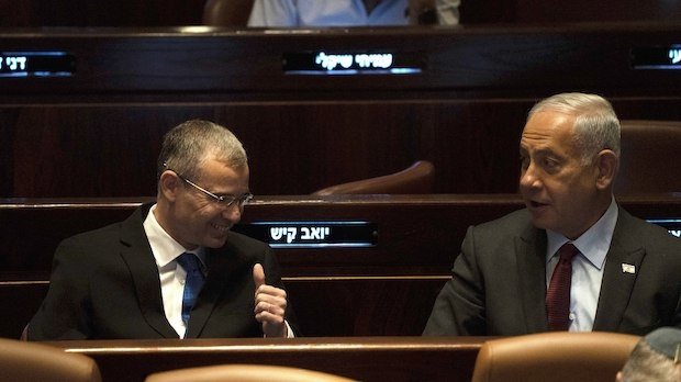 Yariv Levin (l.) und Benjamin Netanyahu (r.)