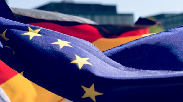 Deutsche und EU-Flagge nebeneinander.