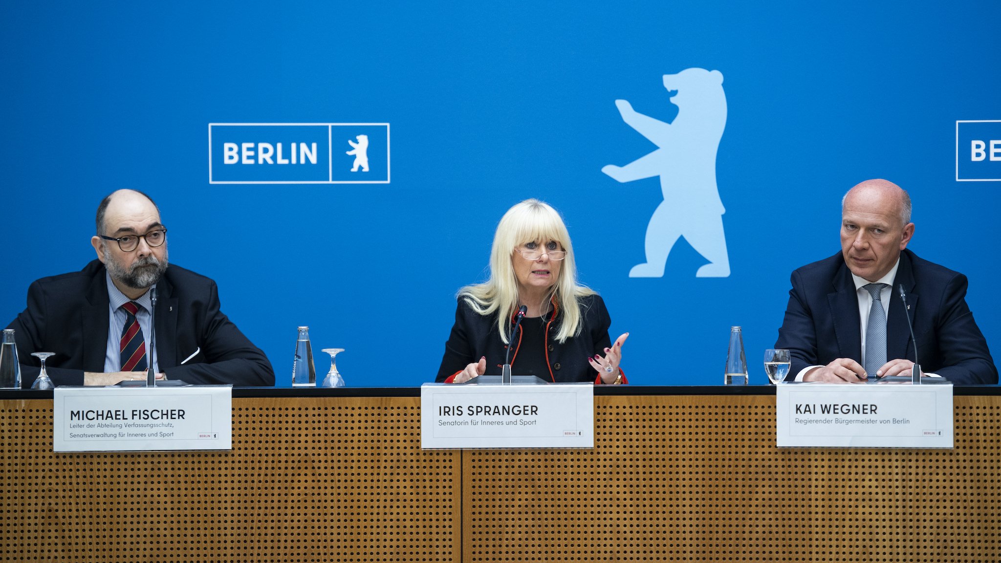 Michael Fischer (l-r), Leiter vom Berliner Verfassungsschutz, Iris Spranger (SPD), Berlins Innensenatorin, und Kai Wegner (CDU), regierender Bürgermeister von Berlin