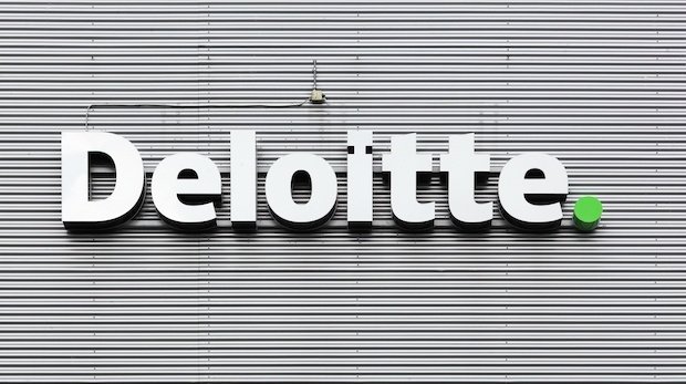 Ein Deloitte-Logo an einer Blechwand