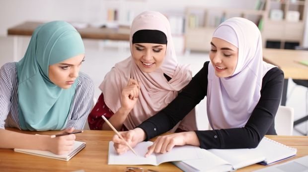 Drei Schülerinnen mit Kopftuch (Symbolbild)
