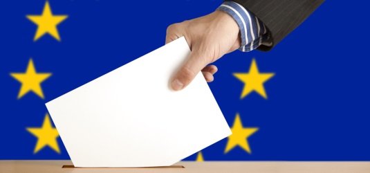 Europaflagge und Wahlurne