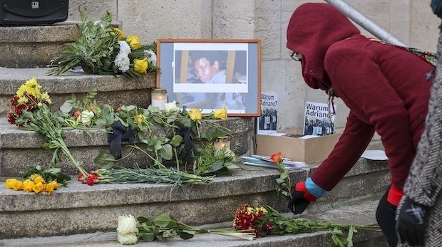 Eine Frau legt eine Rose zum Gedenken an den am 7. Januar 2005 in einer Gewahrsamszelle des Polizeireviers in Dessau-Roßlau ums Leben gekommenen Oury Jalloh auf die Stufen des Reviers.