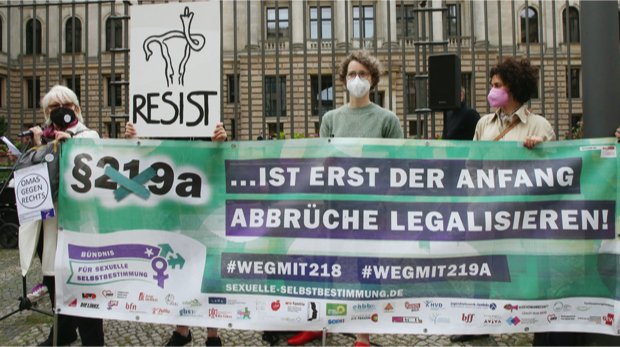 Frauen demonstrieren vor dem Bundesrat, zu Beginn der letzten Bundesratssitzung vor der Bundestagswahl, gegen den Paragraphen 219a StGB.