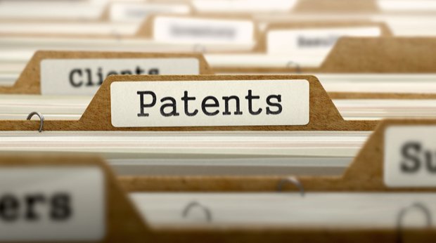 Ordner mit Beschriftung "Patents" zwischen anderen Ordnern.