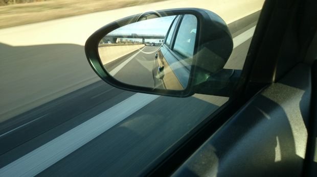 Blick in den Rückspiegel auf der Autobahn