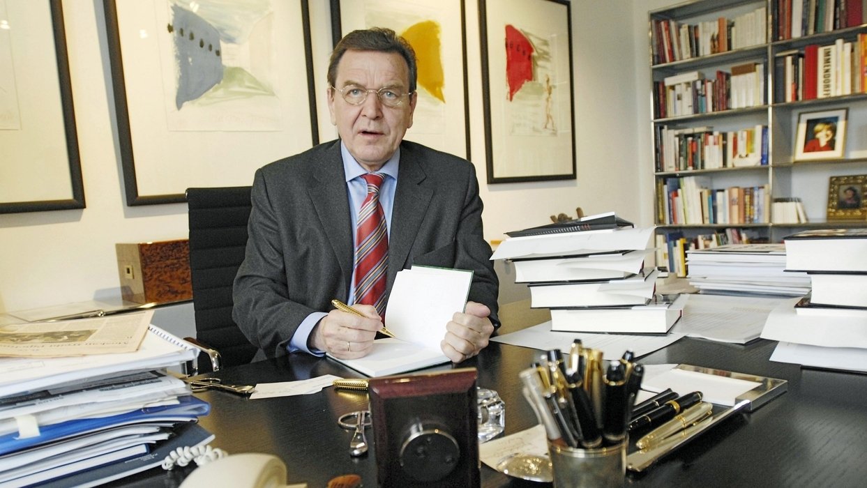 Gerhard Schröder in seinem Büro
