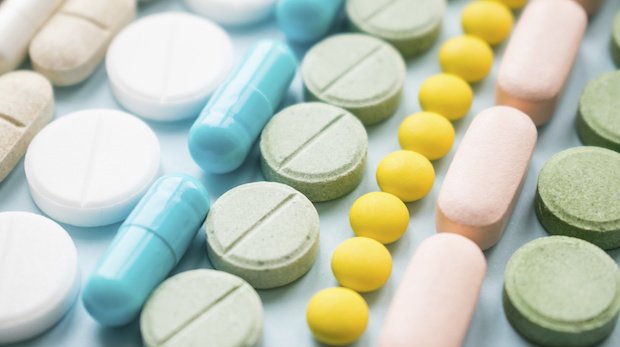 Tabletten und Pillen in verschiedenen Formen und Farben