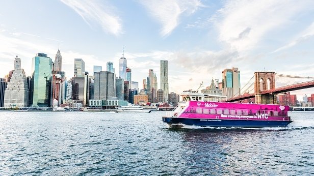 Ein T-Mobile-Werbeschiff in New York