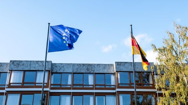 Deutschland- und Europa-Flagge vor dem Bundesverfassungsgericht