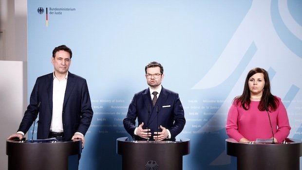 Marco Buschmann (M,FDP), Georg Eisenreich (l,CSU) und Anna Gallina (r,Bündnis 90/Die Grünen), geben gemeinsam ein Pressestatement nachdem Digitalgipfel in Berlin ab.