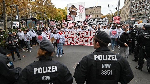 Polizisten begleiten eine Demonstration der Initiative "Versammlungsgesetz NRW stoppen" gegen das geplante Verschärfung des Versammlungsrechts der nordrhein-westfälischen Landesregierung.
