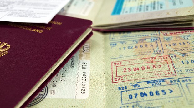 Reisepass mit verschiedenen Ein- und Ausreisestempeln