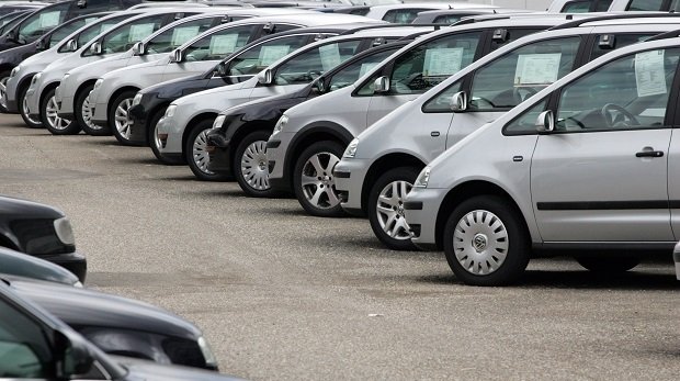 Mehrere gebrauchte VW-Fahrzeuge auf einem Autohof