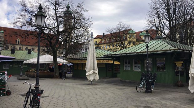 Geschlossener und menschenleerer Viktualienmarkt in München.
