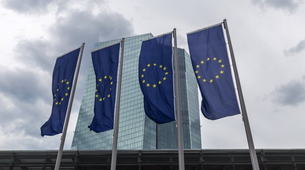 EU-Fahnen vor der Europäischen Zentralbank in Frankfurt