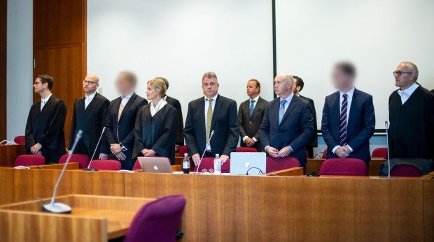 Anklagebank im LG Bonn bei Beginn des Cum-Ex-Prozesses