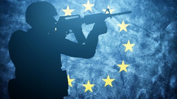 Soldaten-Silhouette auf EU-Flagge