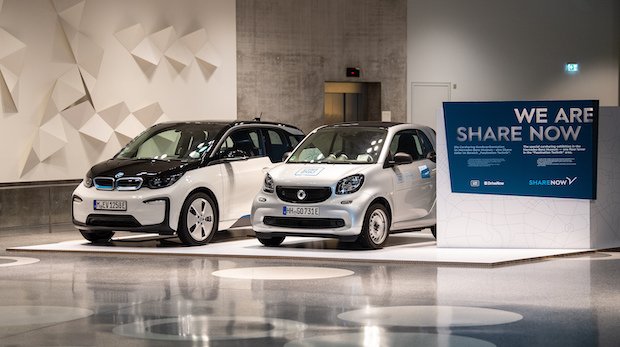 Zwei Fahrzeuge der Carsharing-Plattform Share Now