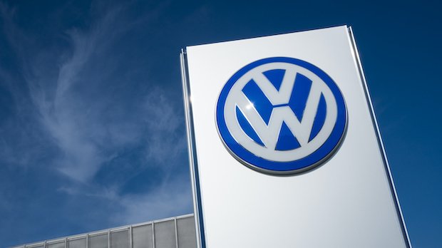 Das Logo von Volkswagen vor einem Autohaus