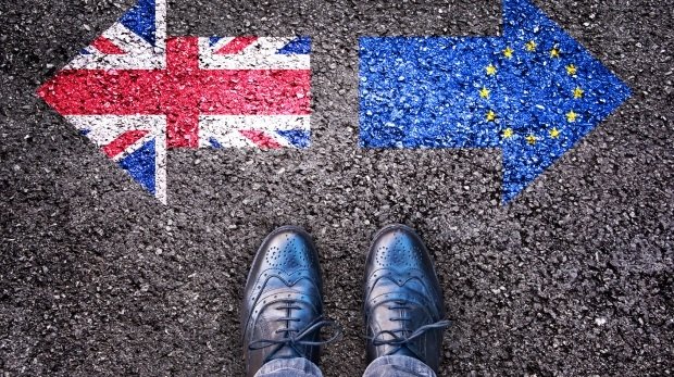 Großbritannien- und EU-Flagge in Form von entgegengesezten Pfeilen