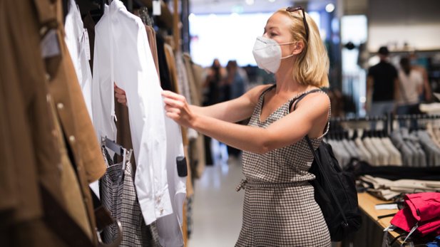 Frau beim Shopping mit FFP2-Maske.