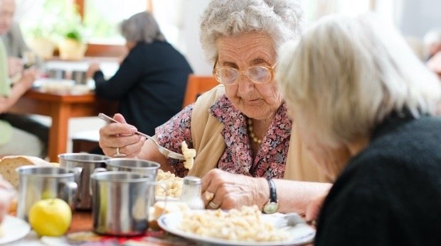 Senioren beim gemeinsamen Essen (Symbolbild)