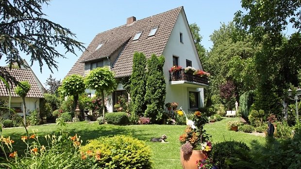 Ein Einfamilienhaus mit Garten (Symbolbild)