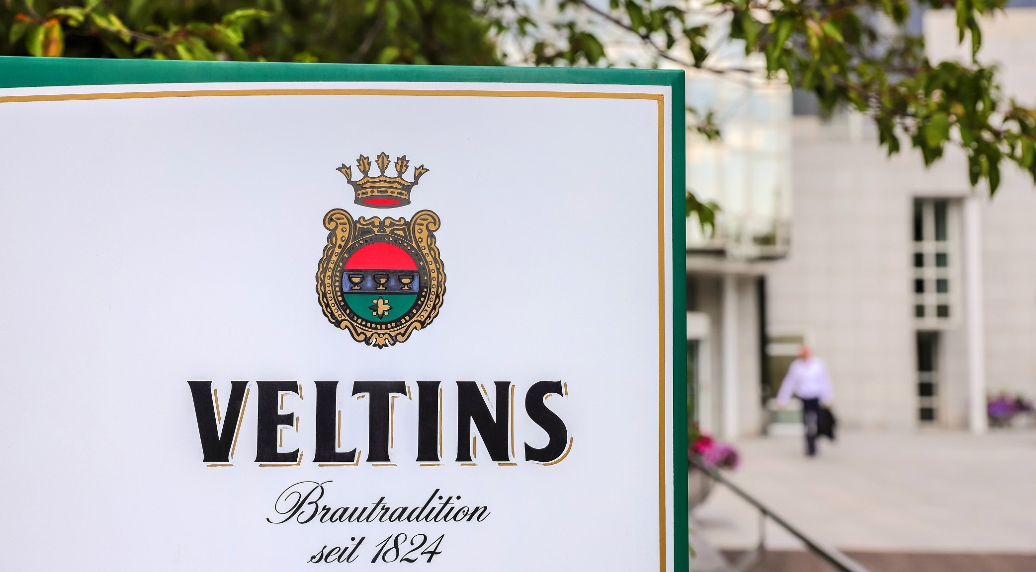 Schild der Veltins-Brauerei