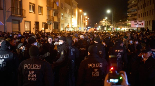 Ein Corona-Spaziergang in Koblenz, begleitet von Einsatzkräften der Polizei am 8.1.2022.
