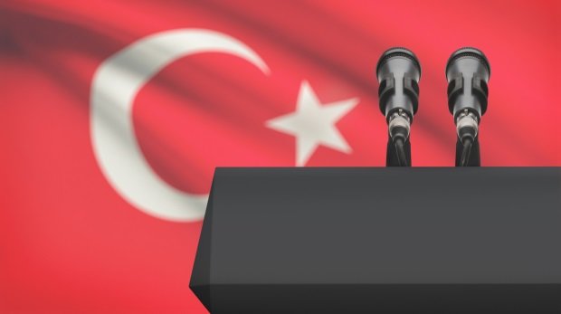 Rednerpult vor Türkeiflagge