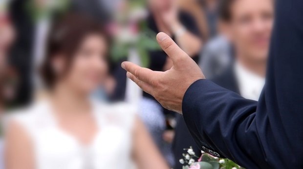 Die Hand eines Redners auf einer Hochzeit