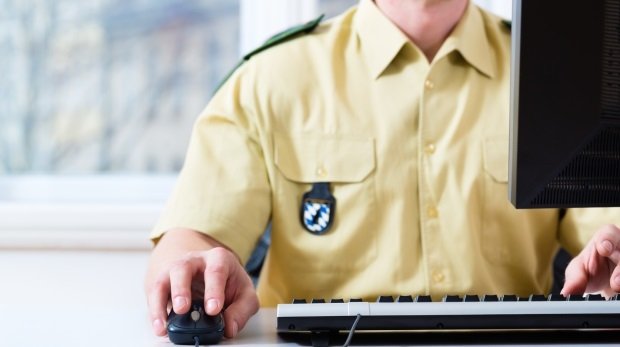 Polizeikommissar am Computer (Symbolbild)