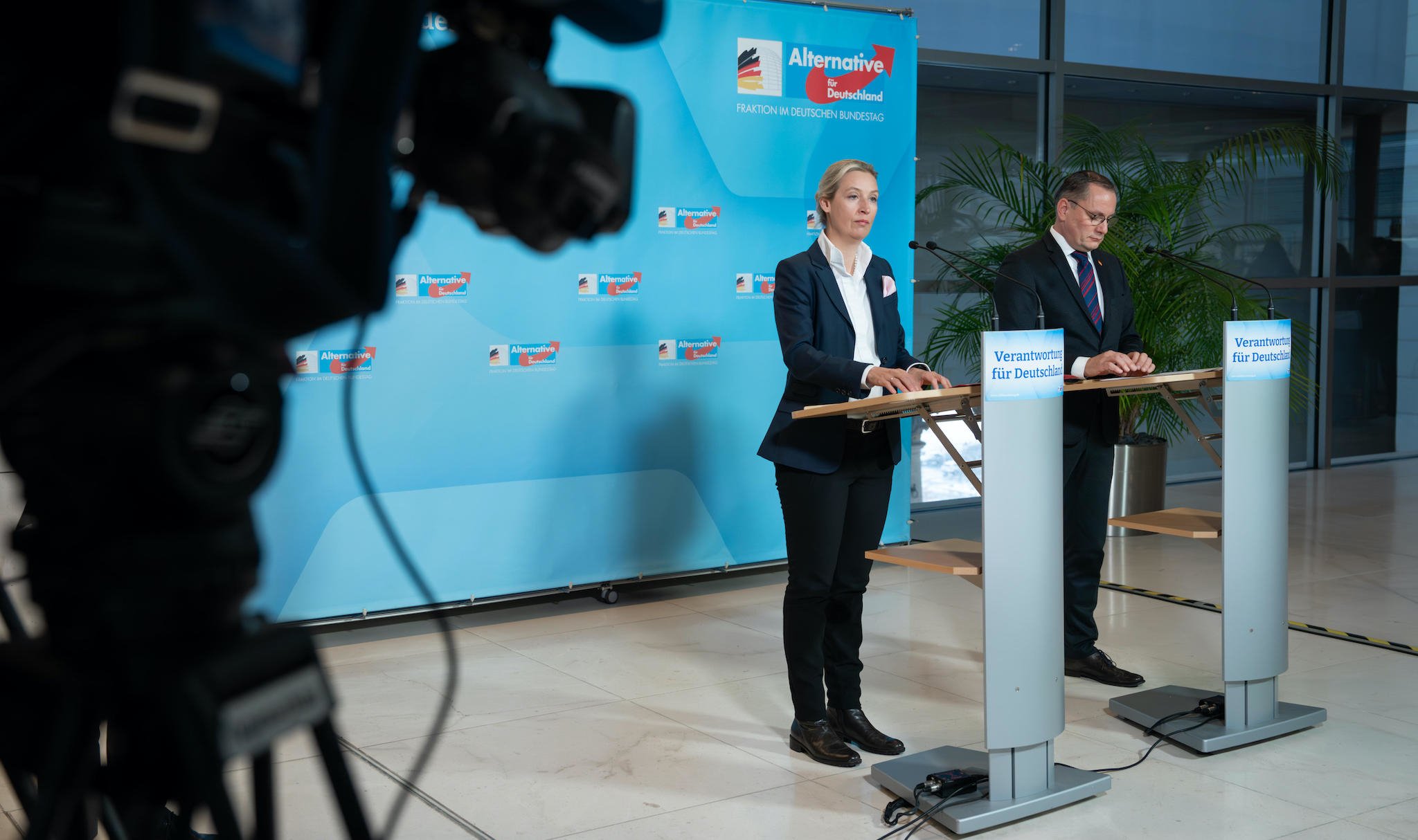 Alice Weidel gemeinsam mit Tino Chrupalla bei ihrem Statement im Vorfeld der Fraktionssitzung der AfD Bundestagsfraktion