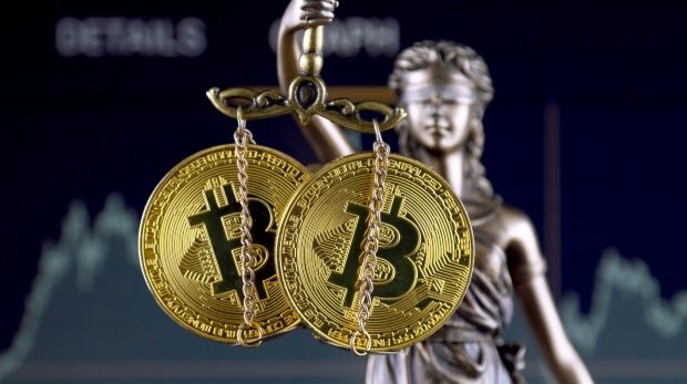 Justitia und Bitcoin-Symbol