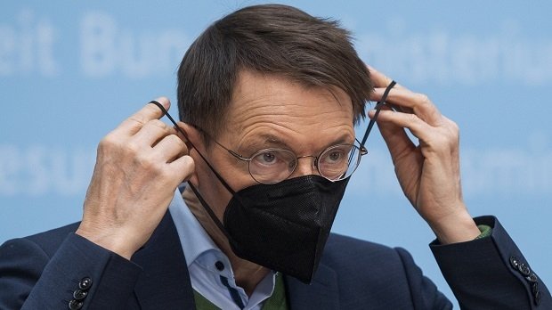 Karl Lauterbach (SPD), Bundesgesundheitsminister, setzt nach einer Pressekonferenz seine Mund-Nasen-Schutz Maske wieder auf.