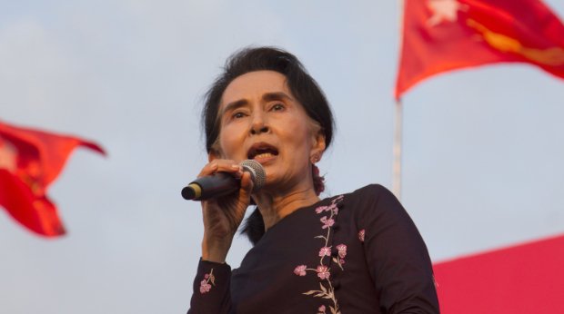 Die Oppositionsführerin Aung San Suu Kyi spricht am 1. November 2015 während des Wahlkampfes ihrer "Nationalen Liga für Demokratie" in Yangon, Myanmar.
